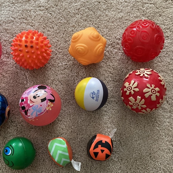Balls to play and throw around. Various sizes and shapes. 16 in total. - Picture 5 of 9